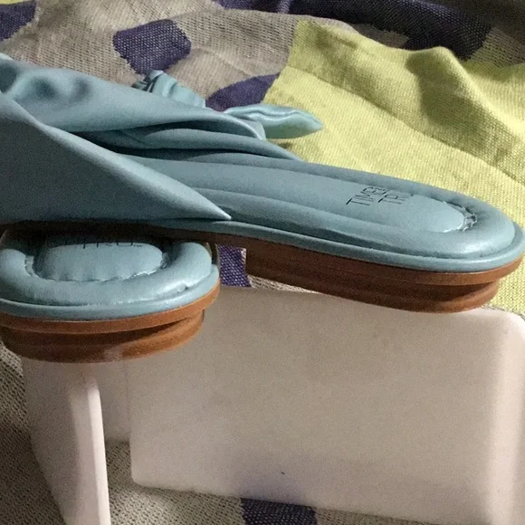 Slippers size 7 - Picture 4 of 5